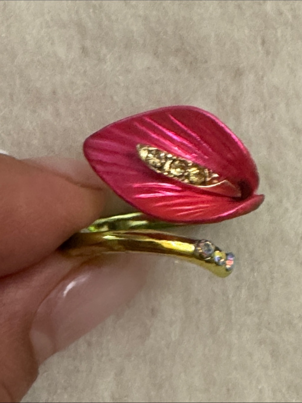 BETSEY JOHNSON CALLA LILY Pink Enamel Leaf Ring with Crystal Accents Sz 7 1/2